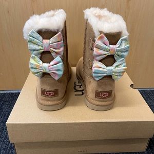NIB UGG Bailey Bow Tie Dye Boots / Women size 6 (Big kids 4)